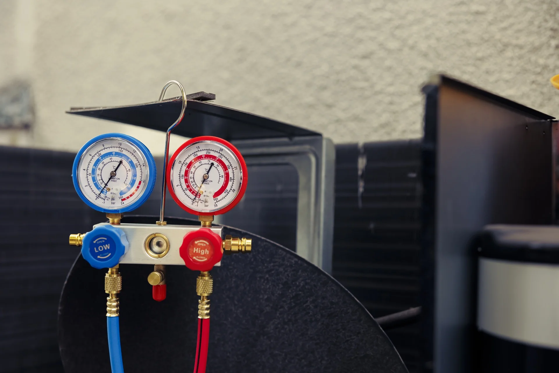 Professional refrigeration diagnostic gauges for emergency breakdown repairs